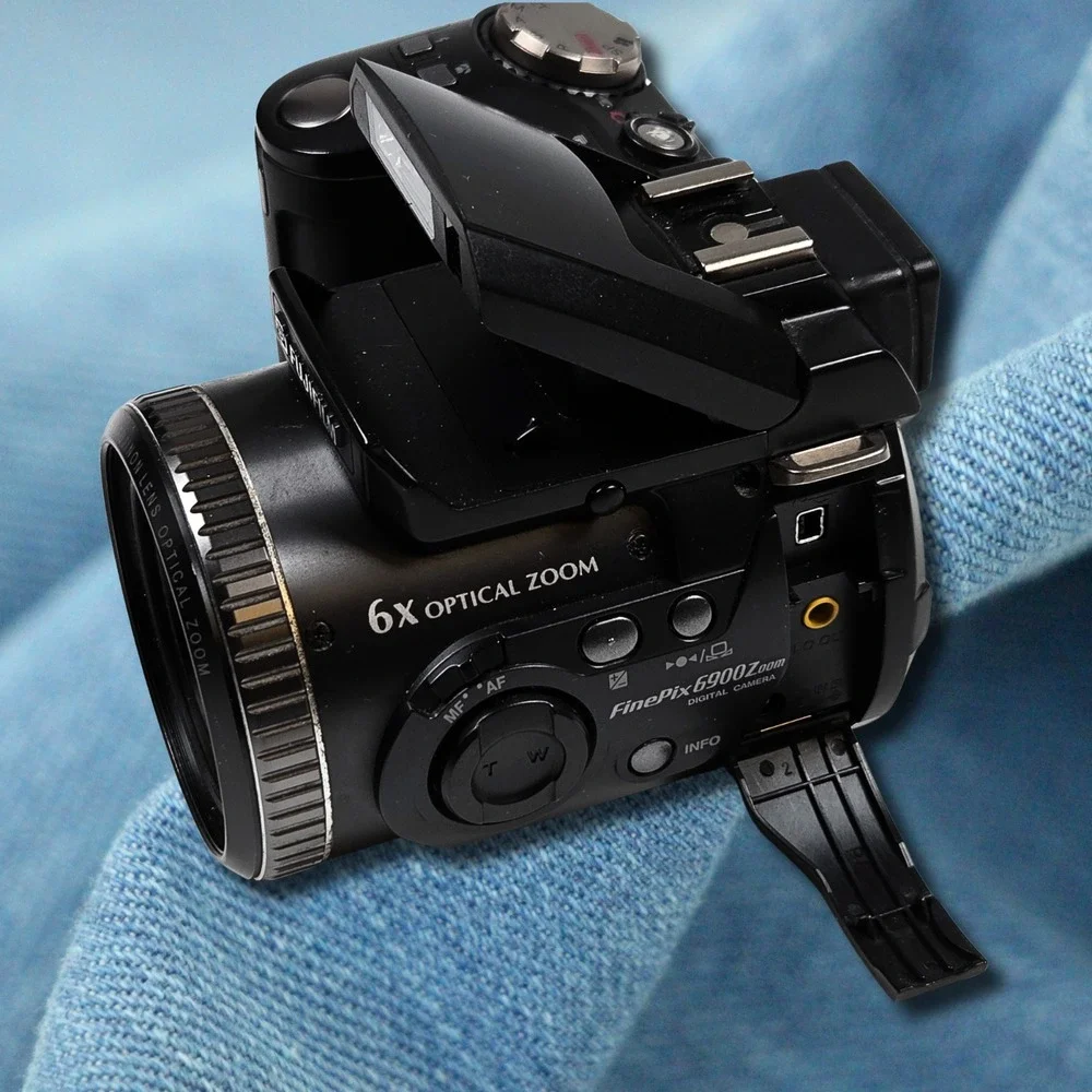 Classic Fujifilm Finepix 6900 Zoom Digital Camera 3.1MP Super CCD With Case